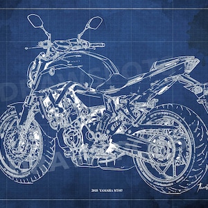 Può includere: Un'illustrazione in stile planimetrico di una motocicletta Yamaha MT-07 del 2018. La motocicletta è disegnata in linee bianche su uno sfondo blu con un motivo a griglia. La motocicletta è mostrata da una prospettiva a tre quarti, con la ruota anteriore e il manubrio visibili.