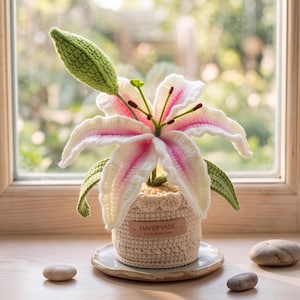 Lirio de ganchillo hecho a mano en maceta, flor amigurumi, decoración de escritorio, regalo floral tejido, elegante centro de mesa.