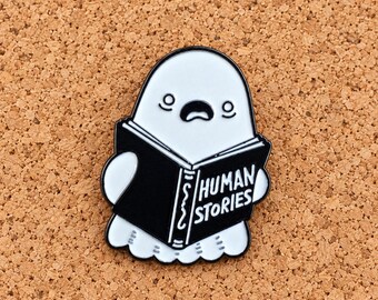 Pin esmaltado de fantasma lector, broche de libro de historias humanas, lindo pin de solapa de ratón de biblioteca espeluznante, regalo de Halloween para amantes de los libros