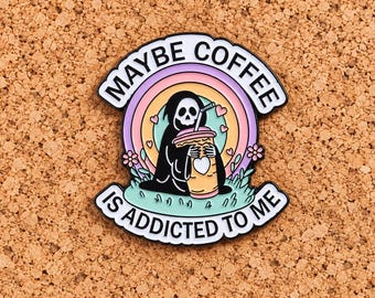 Spilla smaltata "Forse il caffè è dipendente da me" - Tristo Mietitore pastello, regalo per gli amanti del caffè