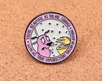 Puede incluir: Un pin redondo de esmalte con un perro de dibujos animados rosa y una criatura amarilla sobre un fondo blanco. El borde rosa contiene el texto: YOU'RE BEAUTIFUL AS YOU ARE, COURAGE WITH ALL YOUR IMPERFECTIONS YOU CAN DO ANYTHING. Borde de metal negro.