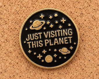 Pin esmaltado "Solo de visita en este planeta", broche espacial negro y dorado, pin de solapa de estrellas celestiales, regalo para amantes de la astronomía.