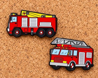 Puede incluir: Dos pines de esmalte con forma de camiones de bomberos. El pin superior muestra el perfil lateral de un camión rojo con una escalera amarilla. El pin inferior muestra una vista de tres cuartos de un camión rojo con una escalera plateada.