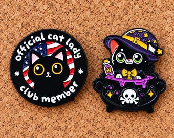 Puede incluir: Dos pines de esmalte. Uno es un pin negro circular con una cara de gato, un fondo de bandera roja, blanca y azul y el texto 'Official cat lady club member'. El otro es un gato negro con un sombrero de bruja morado sentado en un caldero con una calavera.