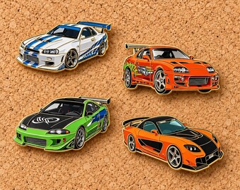 Può includere: Quattro spille smaltate a forma di auto sportive. Una è bianca con strisce blu, una è arancione con fiamme verdi, una è verde con dettagli neri sul cofano e una è arancione con cofano e tetto neri. Ogni auto è dotata di uno spoiler posteriore.