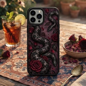 Op de afbeelding: Een smartphonehoesje met een donker, ingewikkeld ontwerp van een slang met een zwart kantpatroon die door dieprode rozen kronkelt op een gedempte paarse achtergrond. Het hoesje heeft een zwart frame en een uitsparing voor een camera met drie lenzen.