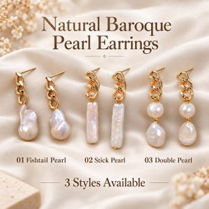 Pode incluir: Brincos de pérolas barrocas naturais com três estilos: 01 Fishtail Pearl, 02 Stick Pearl e 03 Double Pearl. Cada brinco consiste num pino de corrente dourada preso a pérolas brancas iridescentes de várias formas.