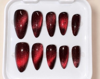 Unghie finte effetto velluto cremisi | Unghie occhi di gatto fatte a mano | Nail art rosso bordeaux