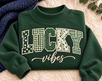 Lucky Vibes St Patrick's Day-tröja med falsk halsringning, personlig rund hals med applikation från universitetet, broderad skolandagåva