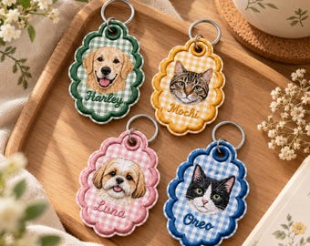 Broderad nyckelring med husdjursporträtt, personligt hund- och kattnamn, gingham-väskeberlock