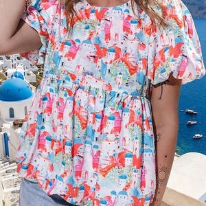 Santorini-mönstrad peplumblus: Färgglad kusttopp med korta puffärmar i bohemisk stil
