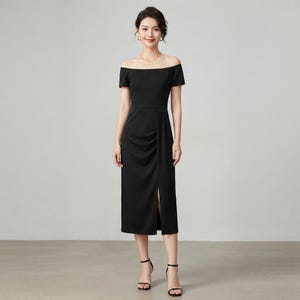 Könnte beinhalten: Ein schwarzes, wadenlanges Kleid mit schulterfreiem Ausschnitt, kurzen Ärmeln und einem figurbetonten Oberteil. Der Rock hat ein seitliches Raffdetail, das weiche Falten bildet und in einem geraden Saum mit einem seitlichen Schlitz endet.