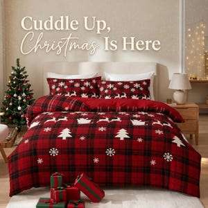 Peut inclure: Une housse de couette et des taies d'oreiller à carreaux rouges et noirs avec un motif blanc de flocons de neige, de sapins et de rennes tirant des traîneaux. Le texte Cuddle Up, Christmas Is Here est affiché au-dessus du lit en beige.