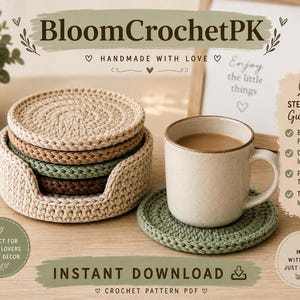 Op de afbeelding: Een set ronde, gehaakte onderzetters in beige, bruin en saliegroen, gestapeld in een bijpassende beige houder. Een keramische mok staat op een enkele saliegroene onderzetter. Tekst bevat BloomCrochetPK en Instant Download.
