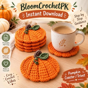 Puede incluir: Un conjunto de posavasos de ganchillo con forma de calabaza naranja, con hojas verdes y tallos marrones. Un posavasos está debajo de una taza de cerámica moteada con café. La imagen incluye el texto BloomCrochetPK, Instant Download y Pumpkin Coaster.