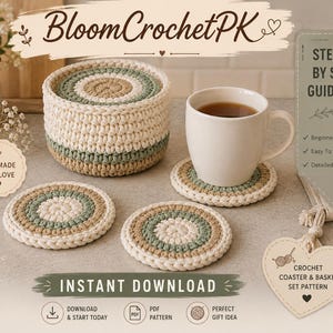Könnte beinhalten: Eine Häkelanleitung für ein Untersetzer- und Korbset mit dem Titel BloomCrochetPK. Das Design umfasst runde Untersetzer und einen passenden Korb aus cremefarbenem, salbeigrünem und beigem Garn. Das Bild enthält Text für den sofortigen Download.