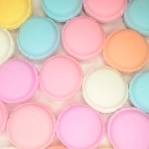 Puede incluir: Una colecci&oacute;n de macarons de colores pastel, incluyendo rosa, azul, amarillo y blanco.