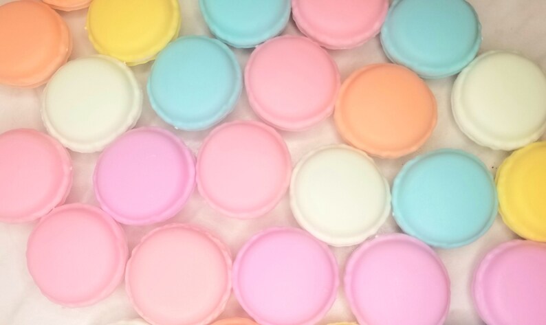 Puede incluir: Una colecci&oacute;n de macarons de colores pastel, incluyendo rosa, azul, amarillo y blanco.