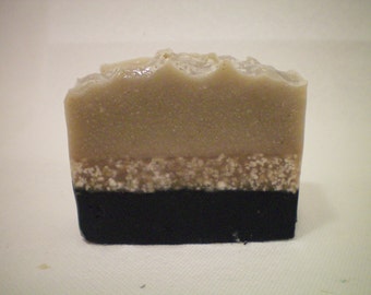 True Grit/ Triple Butter Soap/ Cream Fraiche/ Activated Chaoal/ arcilla de bentonita/ piedra pómez finamente molida/ sal del mar muerto/ exfoliante / 5 oz/