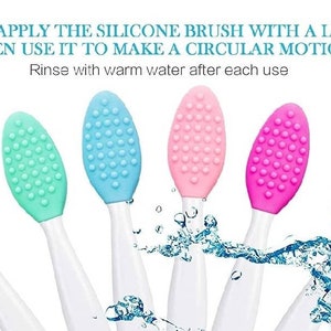 Puede incluir: Conjunto de seis cepillos exfoliantes de labios de silicona en amarillo, azul claro, azul, rosa, rosa intenso y morado. Los cepillos tienen forma de l&aacute;grima y un mango blanco. Los cepillos est&aacute;n en un charco de agua.
