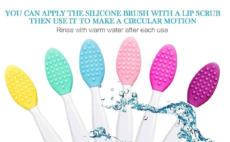 Puede incluir: Conjunto de seis cepillos exfoliantes de labios de silicona en amarillo, azul claro, azul, rosa, rosa intenso y morado. Los cepillos tienen forma de l&aacute;grima y un mango blanco. Los cepillos est&aacute;n en un charco de agua.
