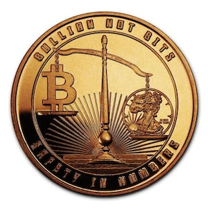 Puede incluir: Una moneda redonda de color dorado con una balanza central que equilibra un símbolo de Bitcoin a la izquierda y un diseño de moneda American Eagle a la derecha. El texto BULLION NOT BITS está arqueado arriba y SAFETY IN NUMBERS abajo.