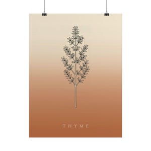 Op de afbeelding: Een verticale rechthoekige wandposter met een zwarte lijntekening van een takje tijm gecentreerd op een verloopachtergrond die verloopt van lichtcr&egrave;me aan de bovenkant naar warm terracotta oranje aan de onderkant met het woord THYME eronder.