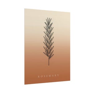 Op de afbeelding: Een rechthoekige wandkunstprint met een zwarte lijntekening van een rozemarijntakje gecentreerd op een verticale gradi&euml;ntachtergrond die verloopt van lichtcr&egrave;me aan de bovenkant naar warm terracotta oranje aan de onderkant met de tekst ROSEMARY.