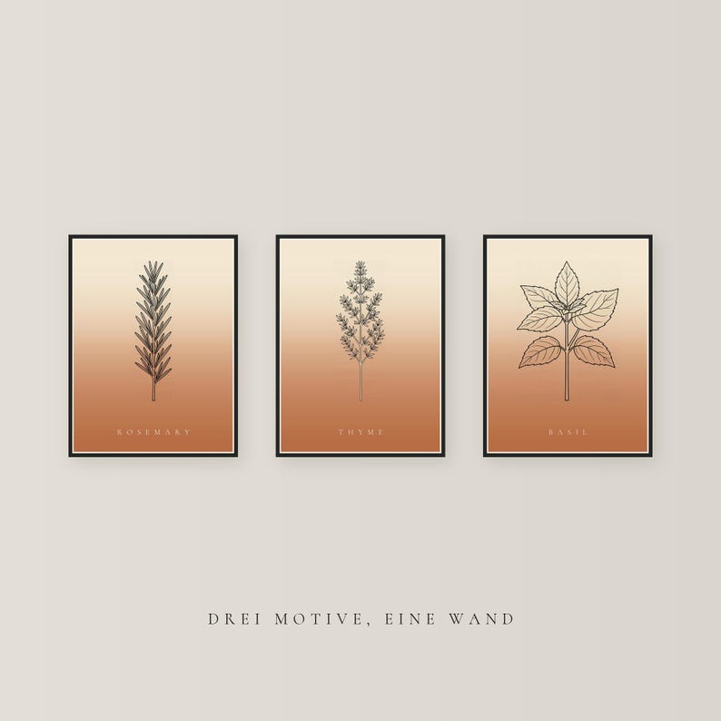 Op de afbeelding: Drie ingelijste wandposters met zwarte lijntekeningen van rozemarijn, tijm en basilicum. Elke print heeft een verticale gradi&euml;ntachtergrond die verloopt van cr&egrave;me naar terracotta oranje. De tekst Rosemary, Thyme en Basil staat onder elke kruidenillustratie.