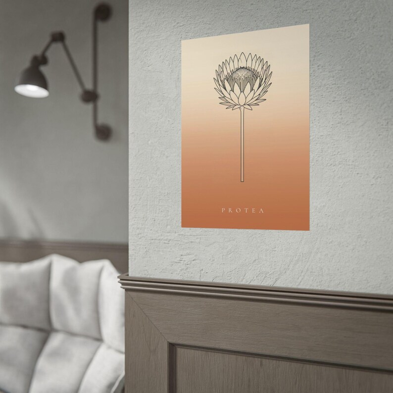 Pu&ograve; includere: Un poster da parete rettangolare con un'illustrazione a linee nere di un singolo fiore di protea centrato su uno sfondo a gradiente verticale che sfuma dal crema chiaro in alto a un arancione terracotta profondo in basso con il testo PROTEA.
