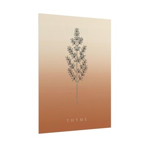 Op de afbeelding: Een rechthoekige wandkunstprint met een zwarte lijntekening van een takje tijm, gecentreerd op een verticale gradi&euml;ntachtergrond die verloopt van lichtcr&egrave;me aan de bovenkant naar warm terracotta-oranje aan de onderkant met het woord THYME eronder.