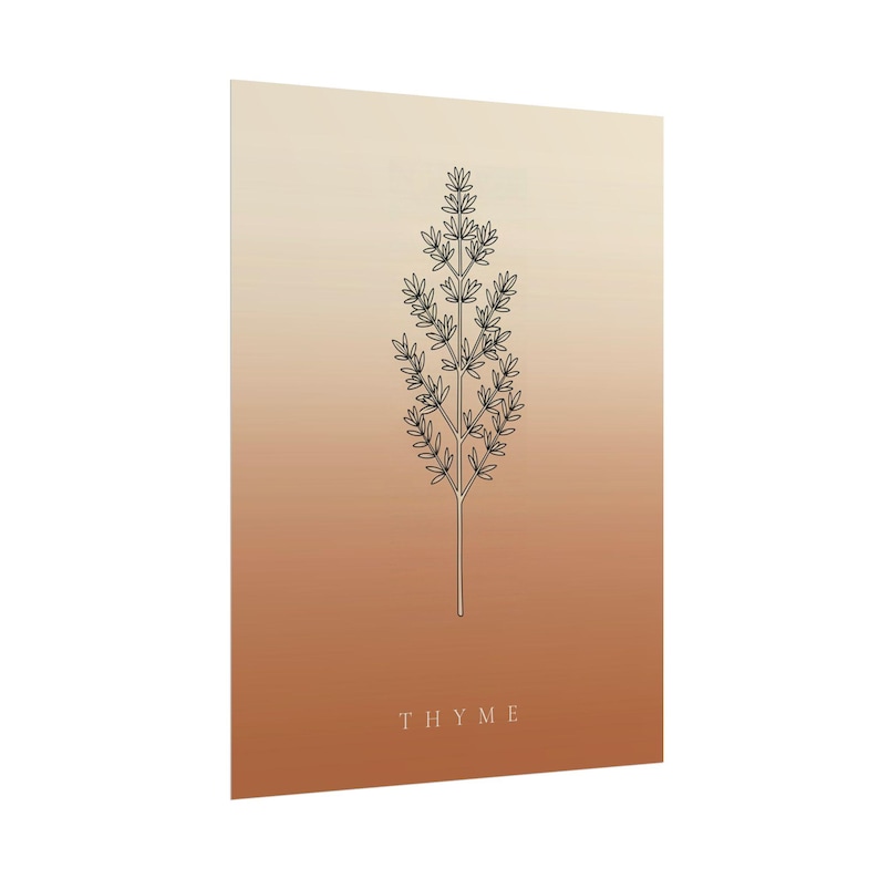 Op de afbeelding: Een rechthoekige wandkunstprint met een zwarte lijntekening van een takje tijm, gecentreerd op een verticale gradi&euml;ntachtergrond die verloopt van lichtcr&egrave;me aan de bovenkant naar warm terracotta-oranje aan de onderkant met het woord THYME eronder.