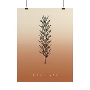 Op de afbeelding: Een rechthoekige wandposter met een zwarte lijntekening van een rozemarijntakje gecentreerd op een verticale gradi&euml;ntachtergrond die verloopt van lichtbeige aan de bovenkant naar een warm terracotta oranje aan de onderkant met de tekst ROSEMARY.