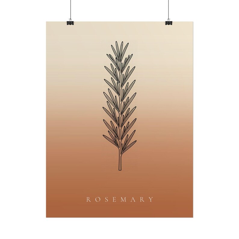 Op de afbeelding: Een rechthoekige wandposter met een zwarte lijntekening van een rozemarijntakje gecentreerd op een verticale gradi&euml;ntachtergrond die verloopt van lichtbeige aan de bovenkant naar een warm terracotta oranje aan de onderkant met de tekst ROSEMARY.