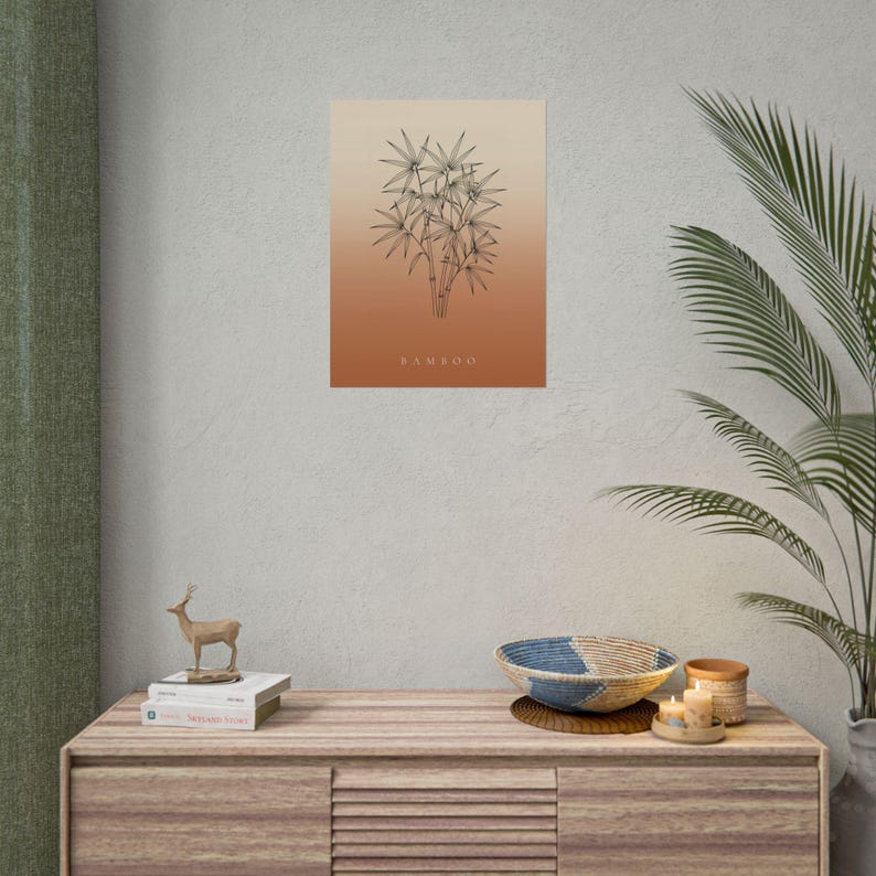 K&ouml;nnte beinhalten: Ein rechteckiger Wandkunstdruck mit einer schwarzen Strichzeichnung einer Bambuspflanze, zentriert auf einem vertikalen Farbverlaufshintergrund, der von hellem Beige oben zu einem tiefen Terrakotta-Orange unten &uuml;bergeht, mit dem Wort BAMBOO darunter.