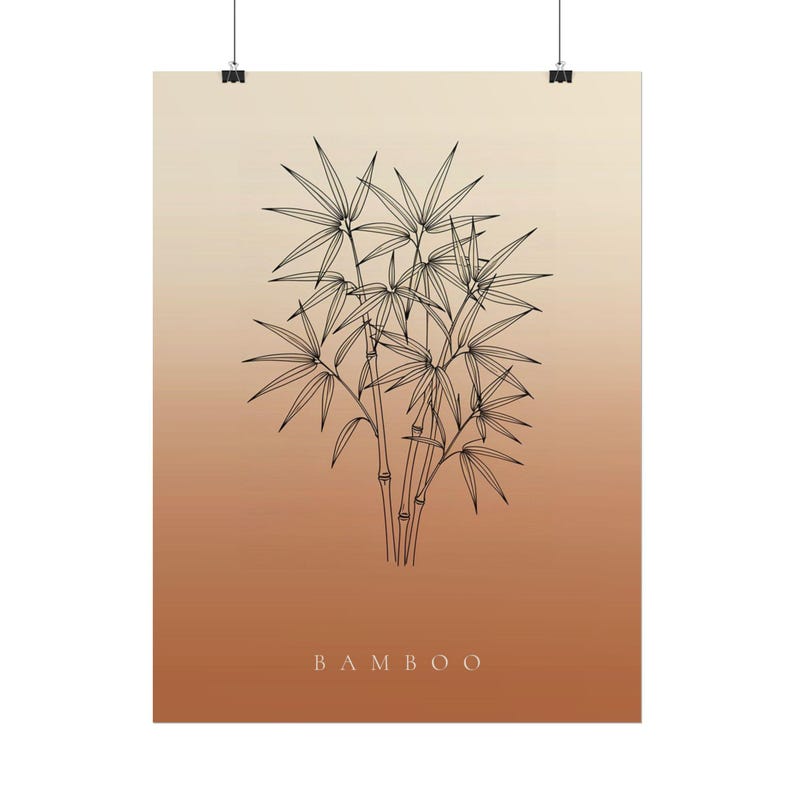 K&ouml;nnte beinhalten: Ein vertikaler Wandkunstdruck mit einer schwarzen Strichzeichnung von Bambusst&auml;ngeln und Bl&auml;ttern, zentriert auf einem Farbverlaufshintergrund, der von hellem Creme oben zu warmem Terrakotta-Orange unten &uuml;bergeht, mit dem Wort BAMBOO darunter.
