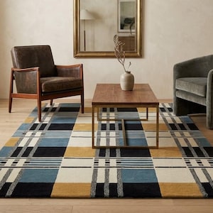 Può includere: Un tappeto rettangolare caratterizzato da un motivo a quadri su larga scala nei toni del nero, crema, giallo senape e blu tenue. Il design è composto da linee spesse e sottili che si intersecano formando una griglia sull'intera superficie.