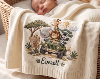 Personlig stickad filt med safaridjur, broderad filt med jeepdjur, girafffilt med eget namn, present till bebis
