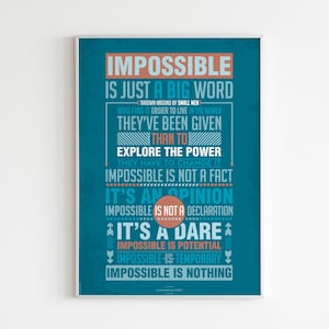 Puede incluir: Un póster azul turquesa con texto blanco y naranja que dice "Imposible es solo una gran palabra que lanzan los hombres pequeños que encuentran más fácil vivir en el mundo que se les ha dado que explorar el poder que tienen para cambiarlo. Imposible no es un hecho. Es una opinión. Imposible no es una declaración. Es un desafío. Imposible es potencial. Imposible es temporal. Imposible es nada."