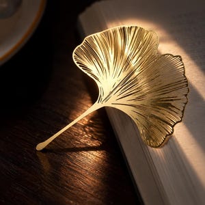Marcapáginas metálico con diseño botánico de hoja de ginkgo, de latón. Regalo ideal para amantes de los libros, lectores y profesores.