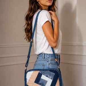 Peut inclure: Un sac bandoulière rectangulaire présentant un motif patchwork composé de différentes nuances de denim et de panneaux en tissu beige clair. Le sac possède une bandoulière réglable en denim bleu foncé avec des détails métalliques.