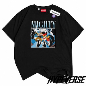 Może przedstawiać: Czarny t-shirt z krótkim rękawem z nadrukiem graficznym postaci z kreskówki Mighty Max. Wzór zawiera napis MIGHTY MAX nad sceną przedstawiającą postać z potworem. Przy kołnierzu przymocowana jest metka marki Hypeverse.