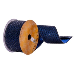 Può includere: Una bobina di nastro blu scuro con un rivestimento in rete nera decorato con piccole paillettes riflettenti. Il tappo circolare in cartone è color cuoio con il testo Vickerman Since 1940 stampato in nero, avvolto attorno a un nucleo centrale.