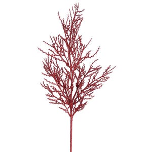 Puede incluir: Una rama artificial decorativa que presenta una densa red de tallos finos similares a ramitas, cubiertos con un acabado de purpurina roja vibrante. La estructura se extiende desde un tallo central único y se ramifica en puntas.
