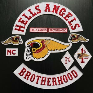 Puede incluir: Una colección de parches bordados que incluye un rocker superior arqueado HELLS ANGELS y un rocker inferior BROTHERHOOD en texto rojo sobre blanco. Incluye un emblema central de calavera alada, dos parches de calavera alada más pequeños, un parche MC y dos parches de 1% en forma de diamante.