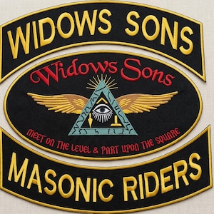 Könnte beinhalten: Ein Set aus drei bestickten Aufnähern auf schwarzem Stoff mit gelben und roten Stickereien. Die gebogenen Aufnäher oben und unten tragen die Aufschriften WIDOWS SONS und MASONIC RIDERS. Der ovale Aufnäher in der Mitte zeigt ein geflügeltes Auge.