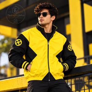 Peut inclure: Une veste zippée jaune et noire dotée d'un col montant, de manches longues avec des poignets noirs et d'un emblème jaune du logo X-Men sur chaque épaule. La veste présente une fermeture éclair centrale et un design bicolore distinct.