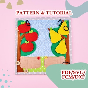 Op de afbeelding: Een vierkant stoffen activiteitenbord met patroon en handleiding, voorzien van de tekst PATTERN & TUTORIAL en PDF/SVG/FCM/DXF. Het bord toont viltbomen met rode appels, gele peren, bruine stammen en twee beige zakjes.