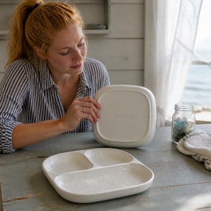 Plato japonés de cerámica personalizado con tres compartimentos para el control de porciones, ideal para comidas individuales, desayunos y dietas.