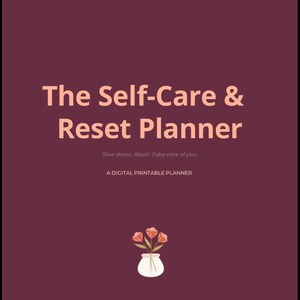 Könnte beinhalten: Ein digitaler, druckbarer Planer mit dunkelmarunfarbenem Hintergrund und hellpfirsichfarbenem Text, der The Self-Care & Reset Planner, Slow down. Reset. Take care of you. A DIGITAL PRINTABLE PLANNER liest, sowie eine Illustration von drei Blumen.